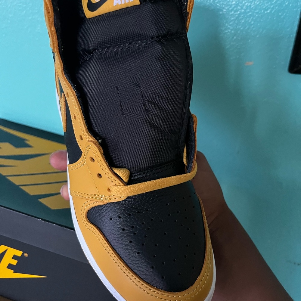 Air Jordan 1 High OG “Pollen” Grade School